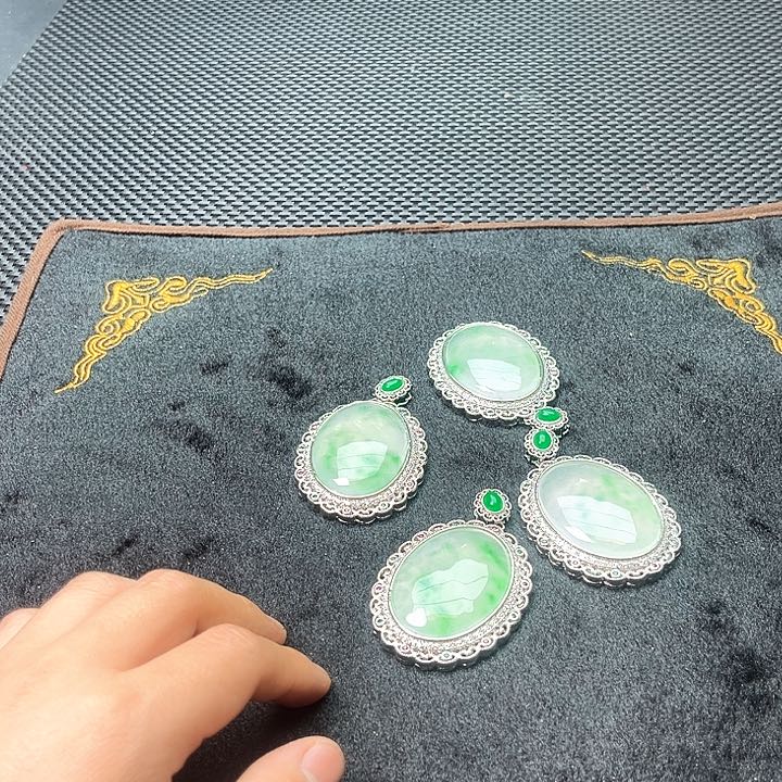 翡翠颈饰未镶嵌嗷嗷