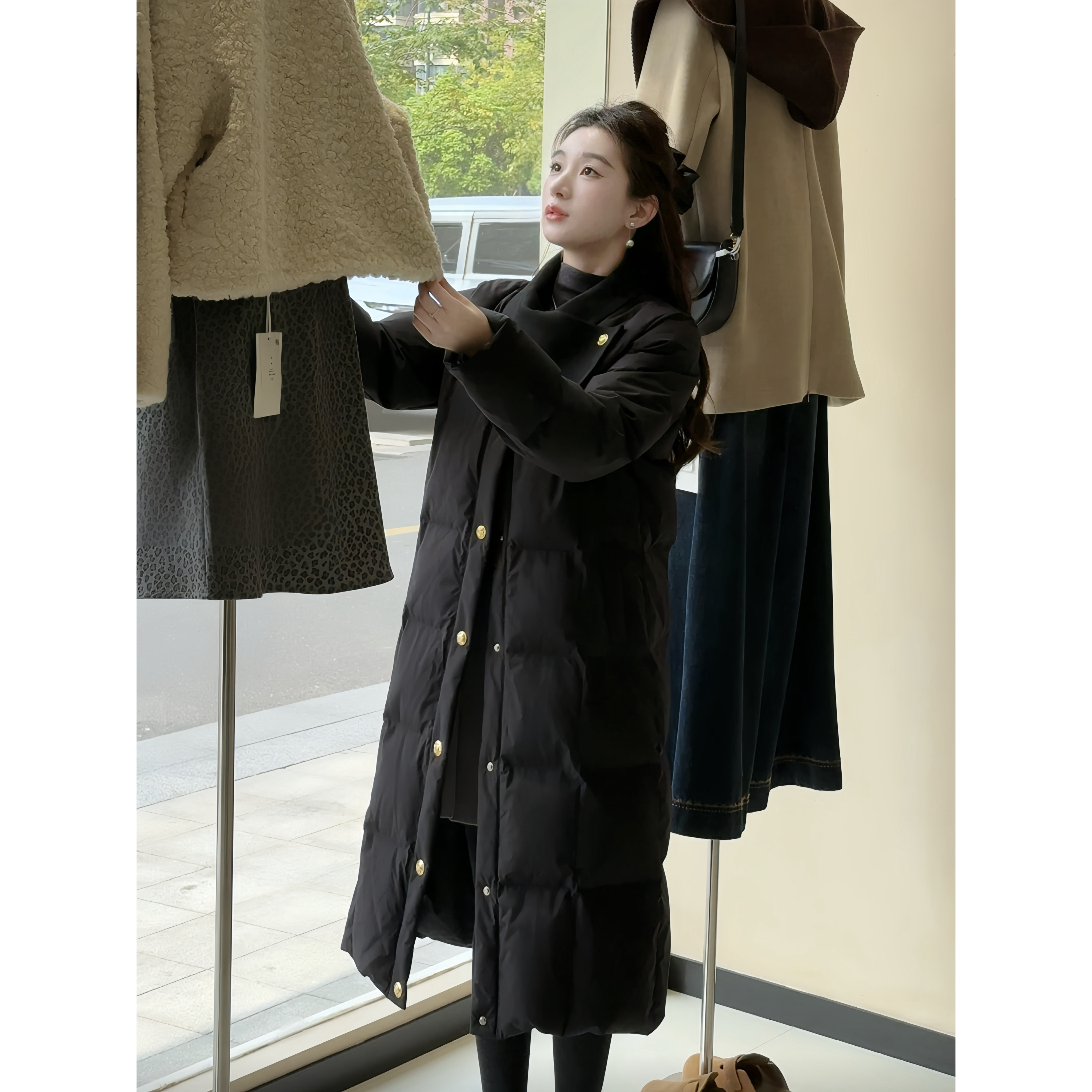 韩恩【QIANA】时髦感 领口不对称拼接设计收腰长款羽绒服qianw250