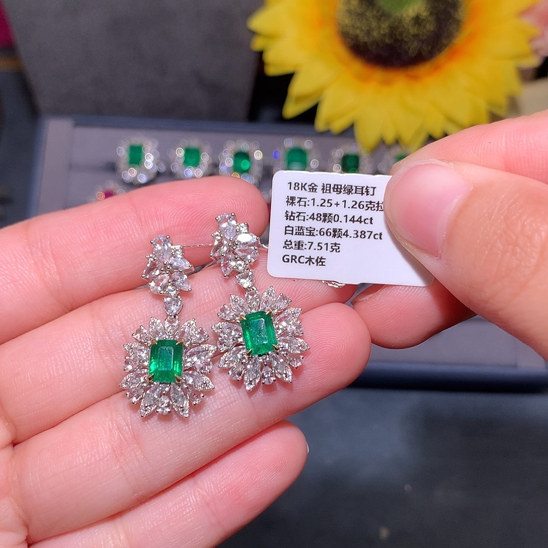 耳钉18K金镶嵌祖母绿