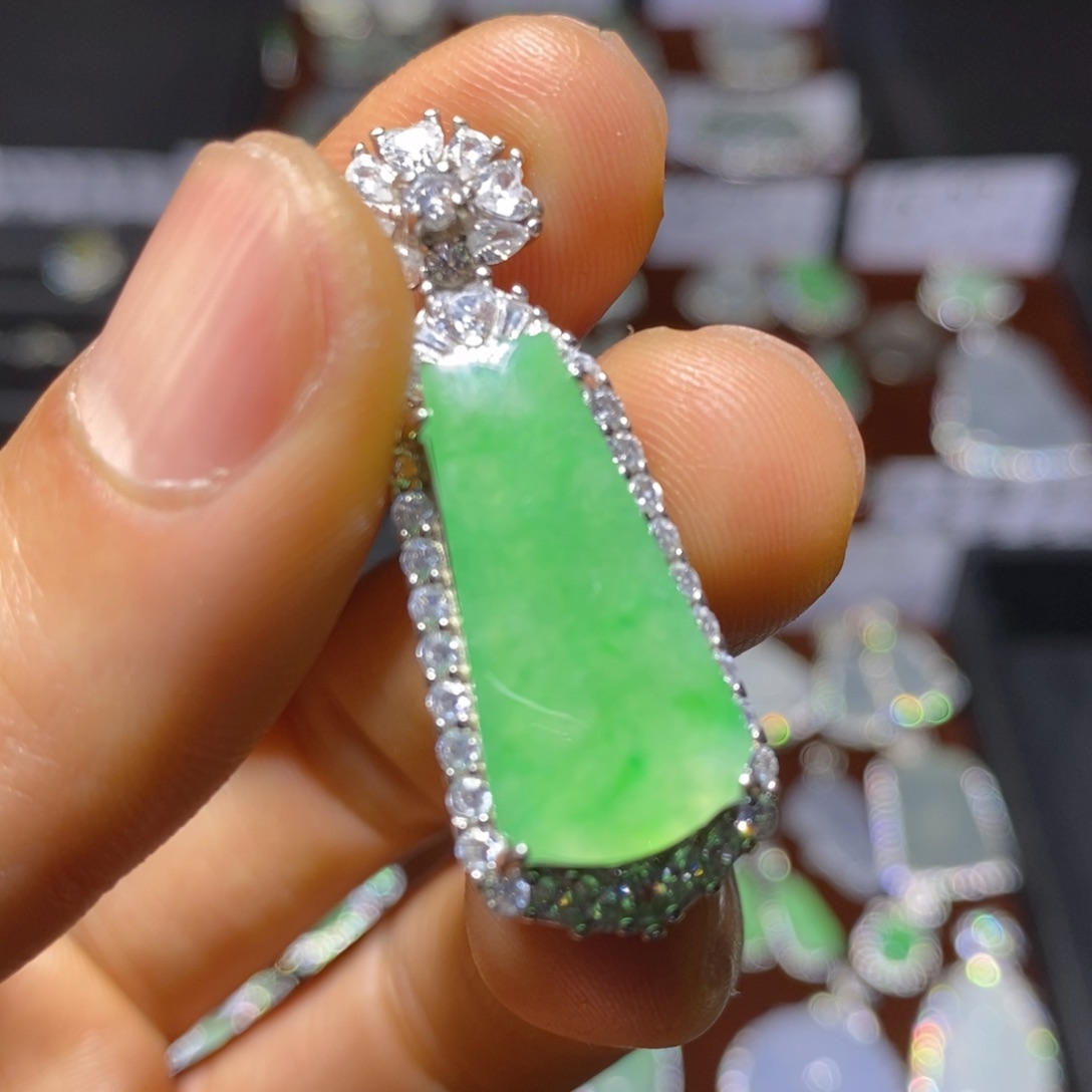 翡翠颈饰银S925镶嵌果阳绿无事牌