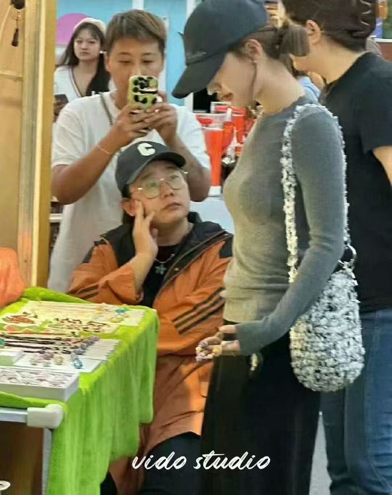 小柒-十三行高品女圆领常规款修身型常规衫红黑色毛衣百搭长袖