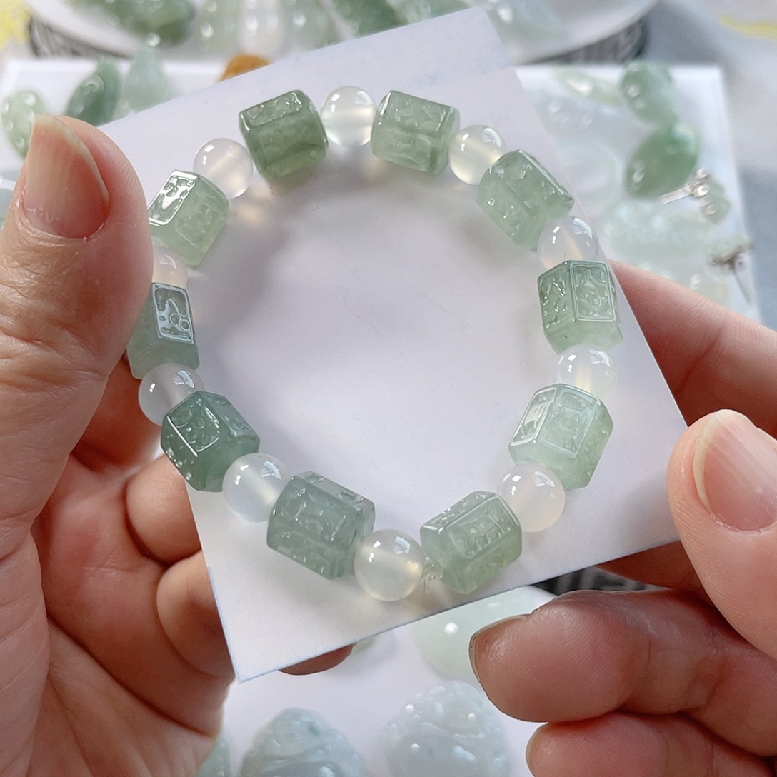 翡翠未镶嵌颈饰虎*冰手串