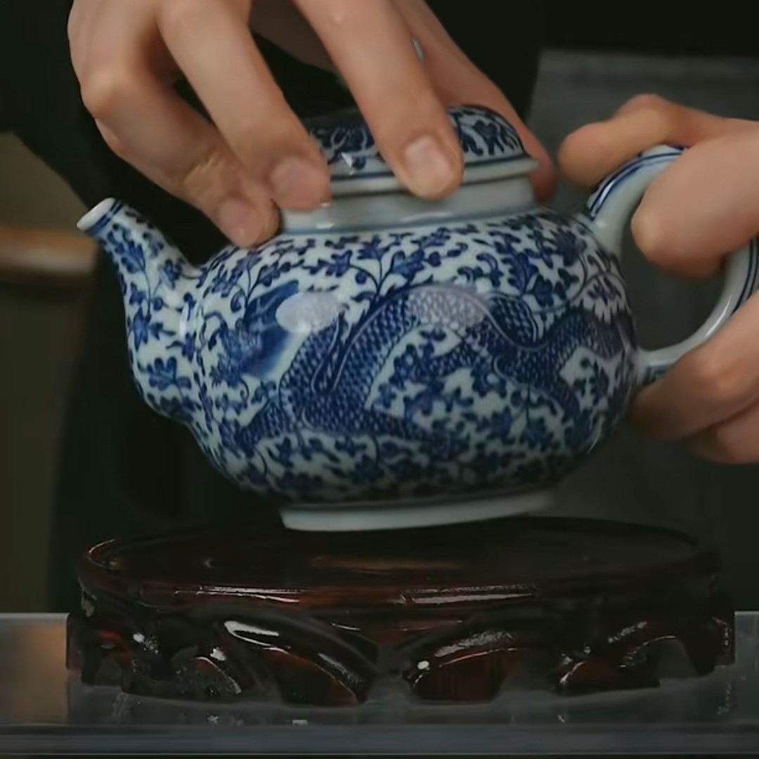 M青花龙穿花纹执壶