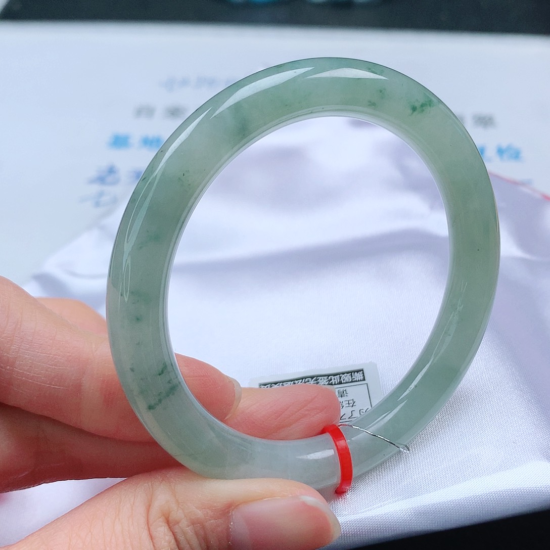 翡翠手镯未镶嵌53圆