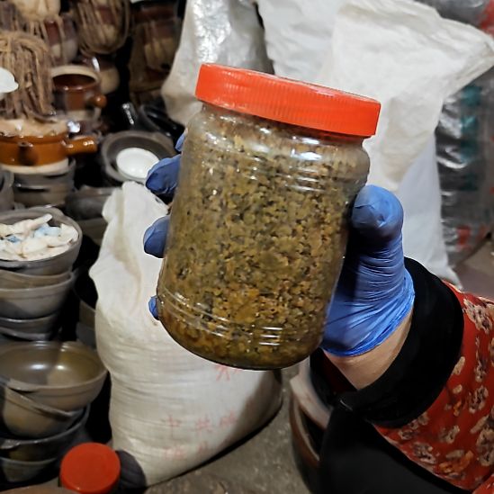 摆件盘子碗茶壶啥都有