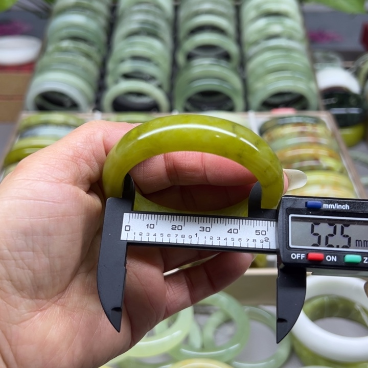 蛇纹石玉未镶嵌手镯11