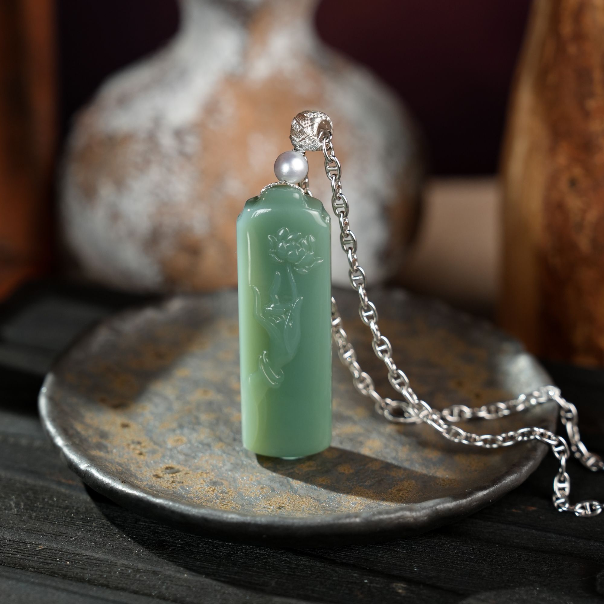 【壹芳珠宝】天然原矿和田玉粉青拈花方牌吊坠