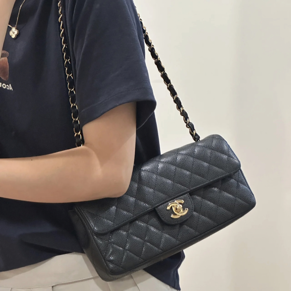 95新 Chanel/香奈儿 黑金荔枝皮法棍 eastwest 51625