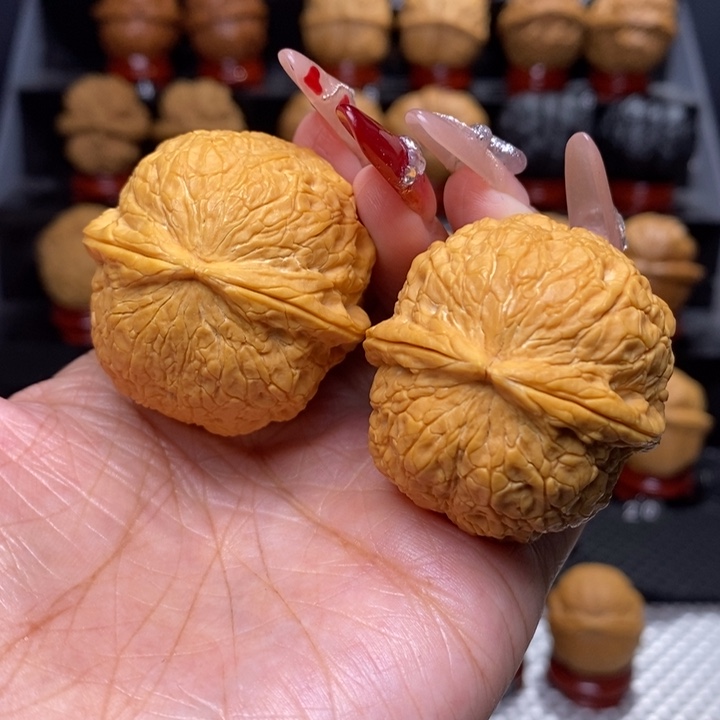 文玩核桃把件未****。金丝绣球5号