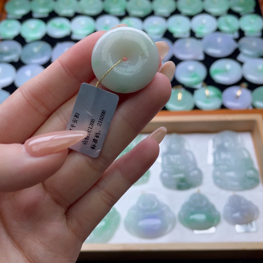 翡翠未镶嵌颈饰平安扣