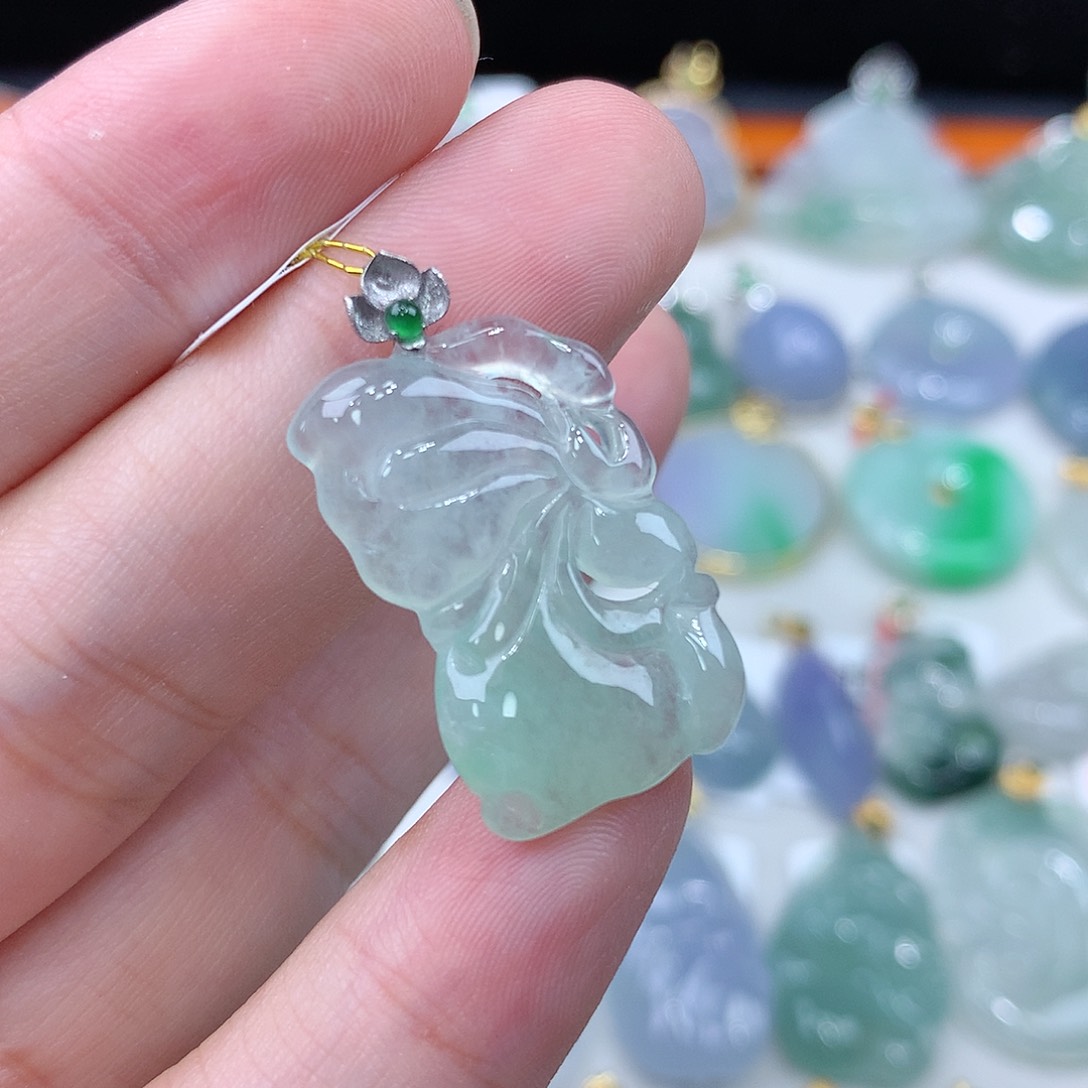 翡翠颈饰18K金镶嵌蝴蝶