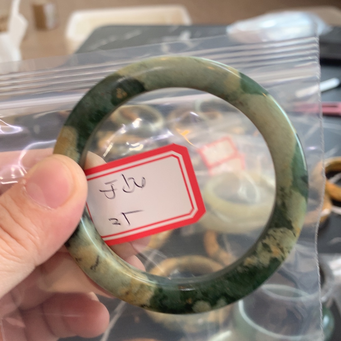 透闪石-蛇纹石玉手镯未镶嵌于*