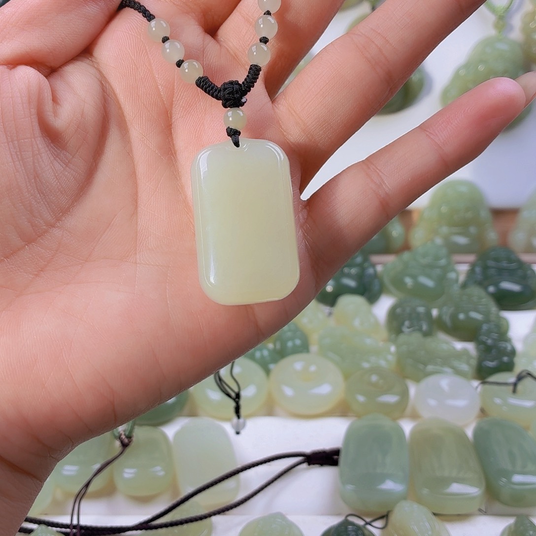 1***9和田玉未镶嵌颈饰