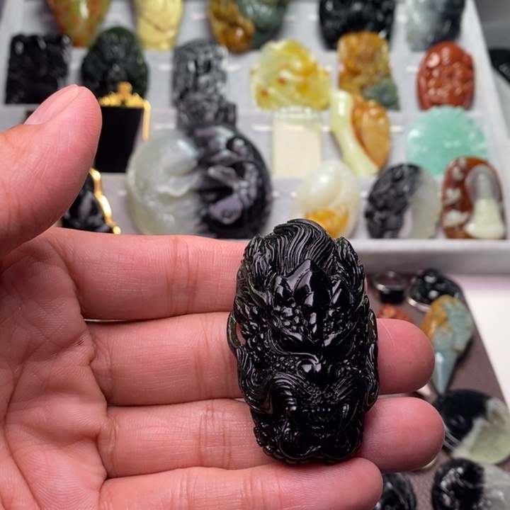 蛇纹石玉颈饰未镶嵌饼