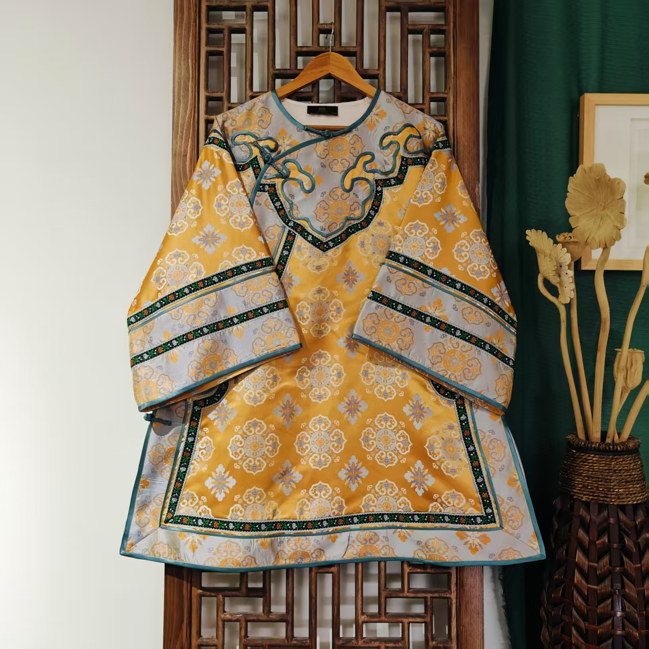 （LS506-12）凤徕兮私人黄色宝相花拼灰蓝色如意边斜襟盘扣太太服