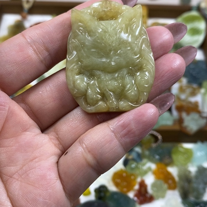 未镶嵌蛇纹石玉吊坠