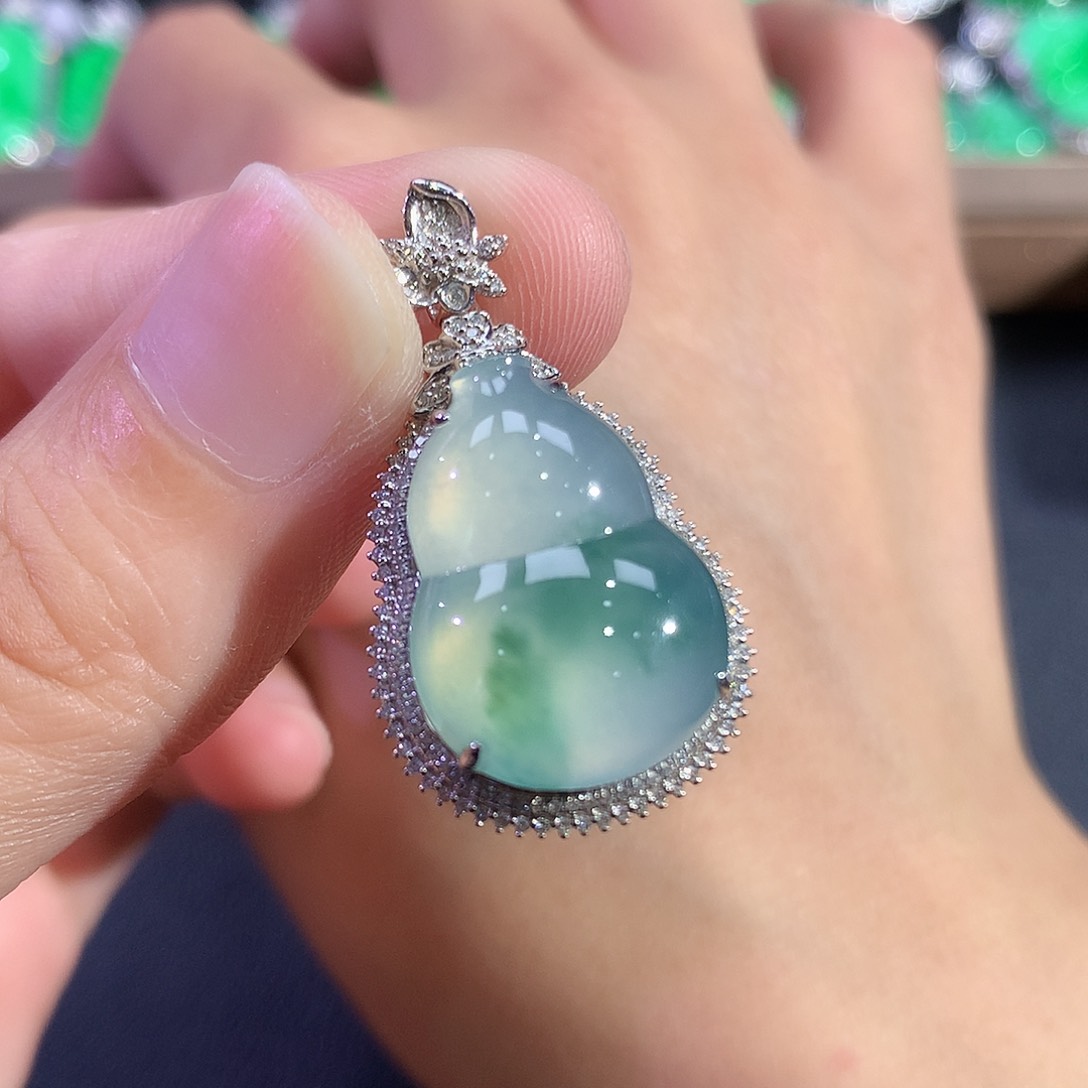 翡翠18K金镶嵌吊坠(赠链)