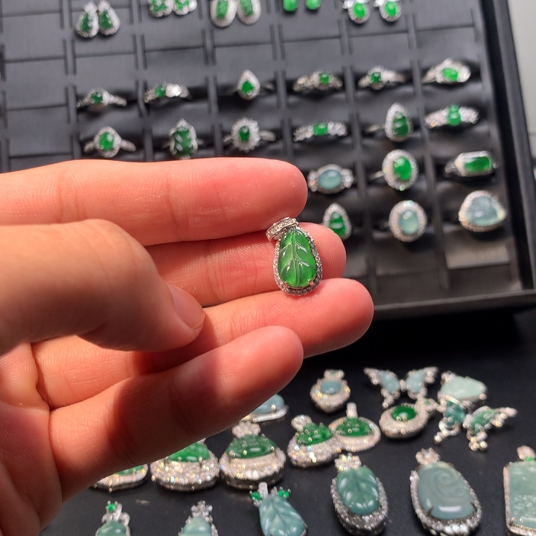 翡翠未镶嵌吊坠(不含链)