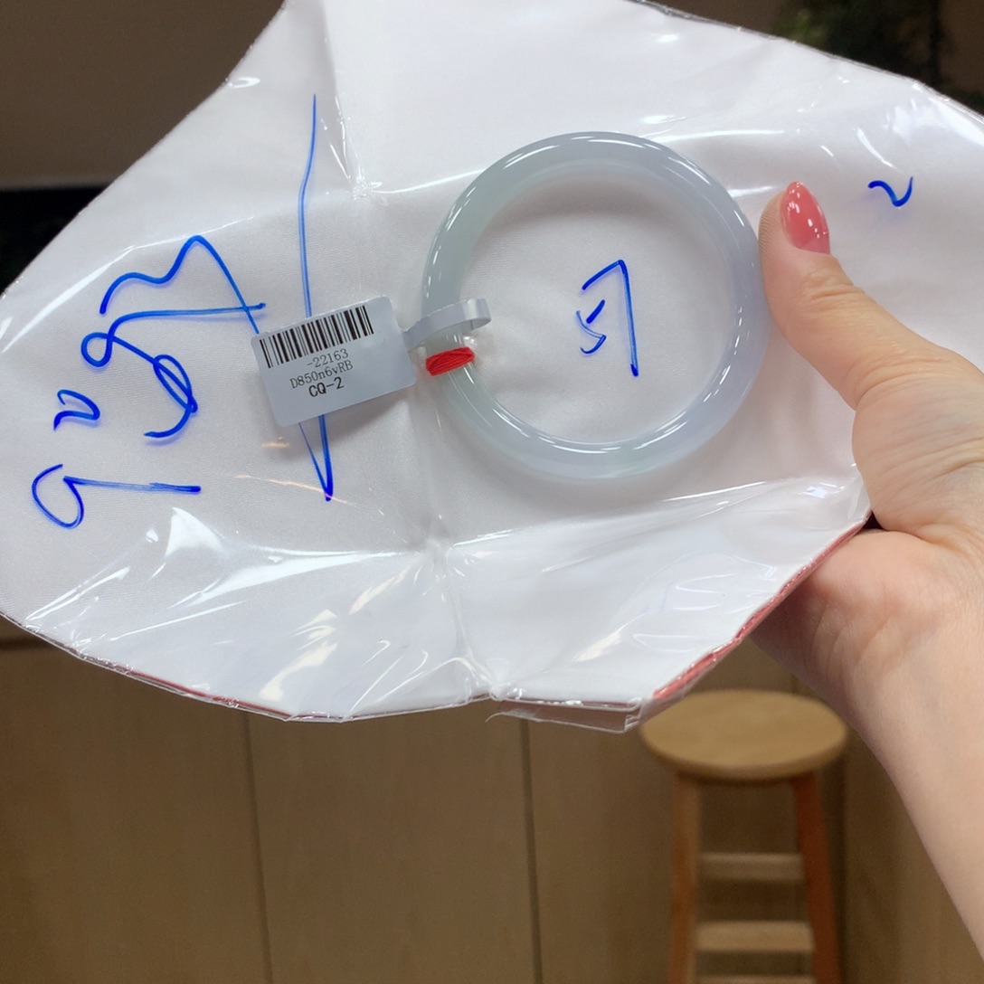 翡翠手镯未镶嵌不退不换