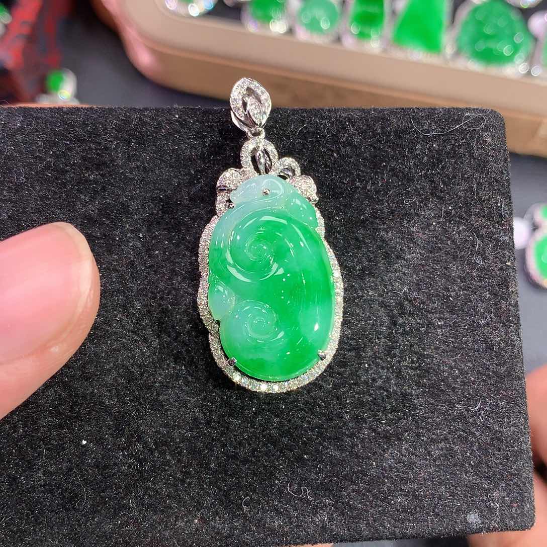 翡翠吊坠(赠链)18K金镶嵌