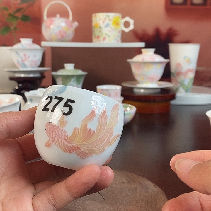 锦鲤荷韵品茗杯手绘釉下高温