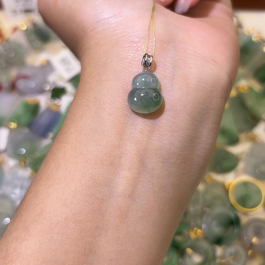 翡翠18K金镶嵌颈饰葫芦