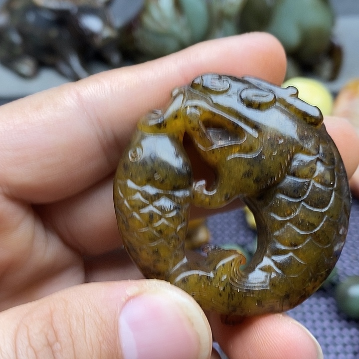 未镶嵌蛇纹石玉颈饰