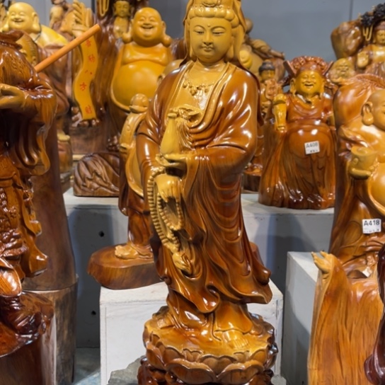 托***福香樟木雕刻人物摆件