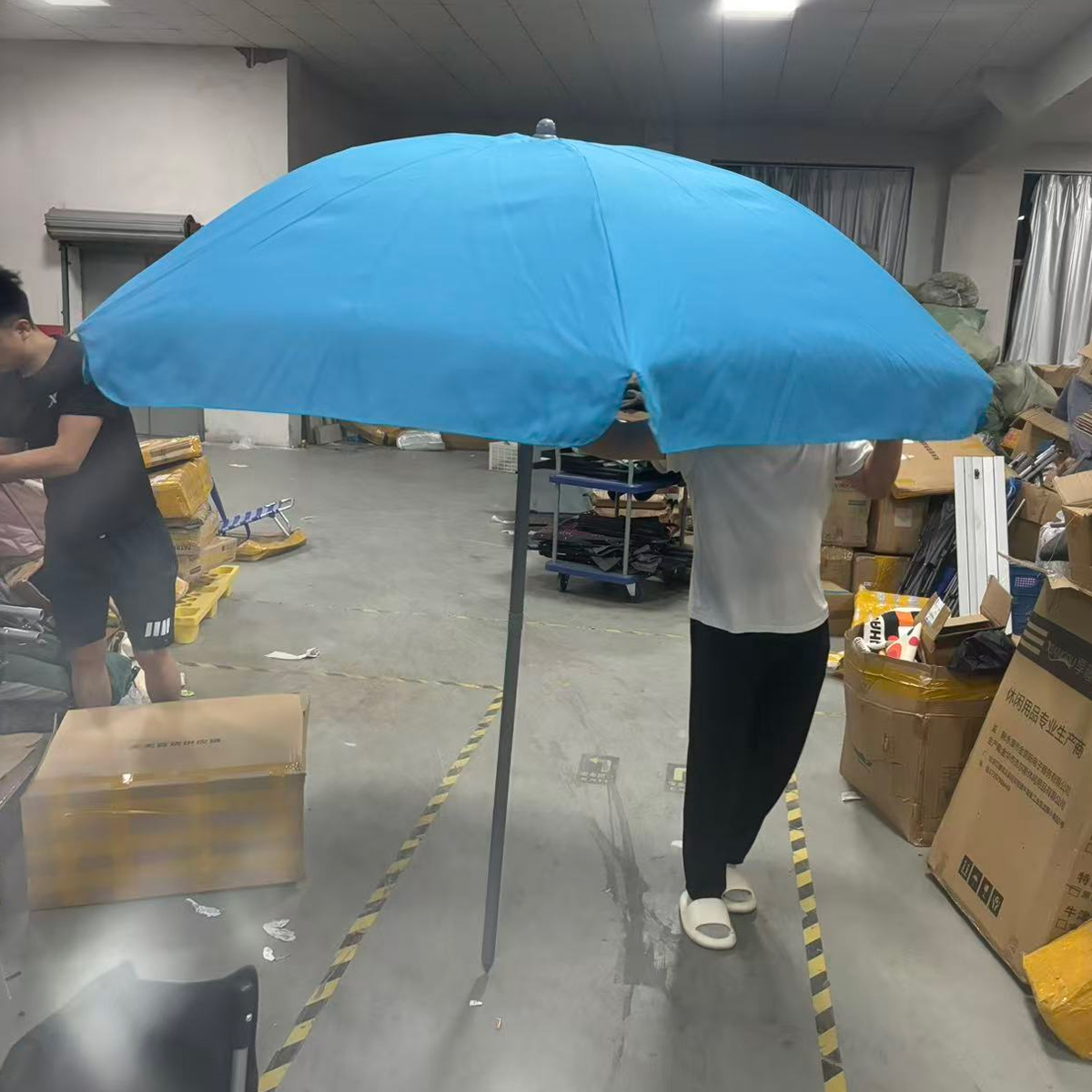 户外雨伞，雨伞直径1米6，高度1米7，黑色蓝色颜色随机发