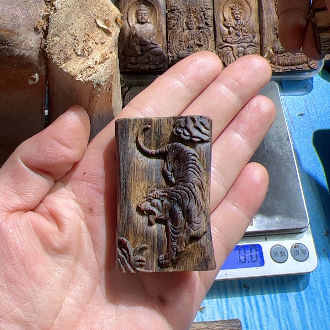 沉香吊坠白棋虎牌16.6克