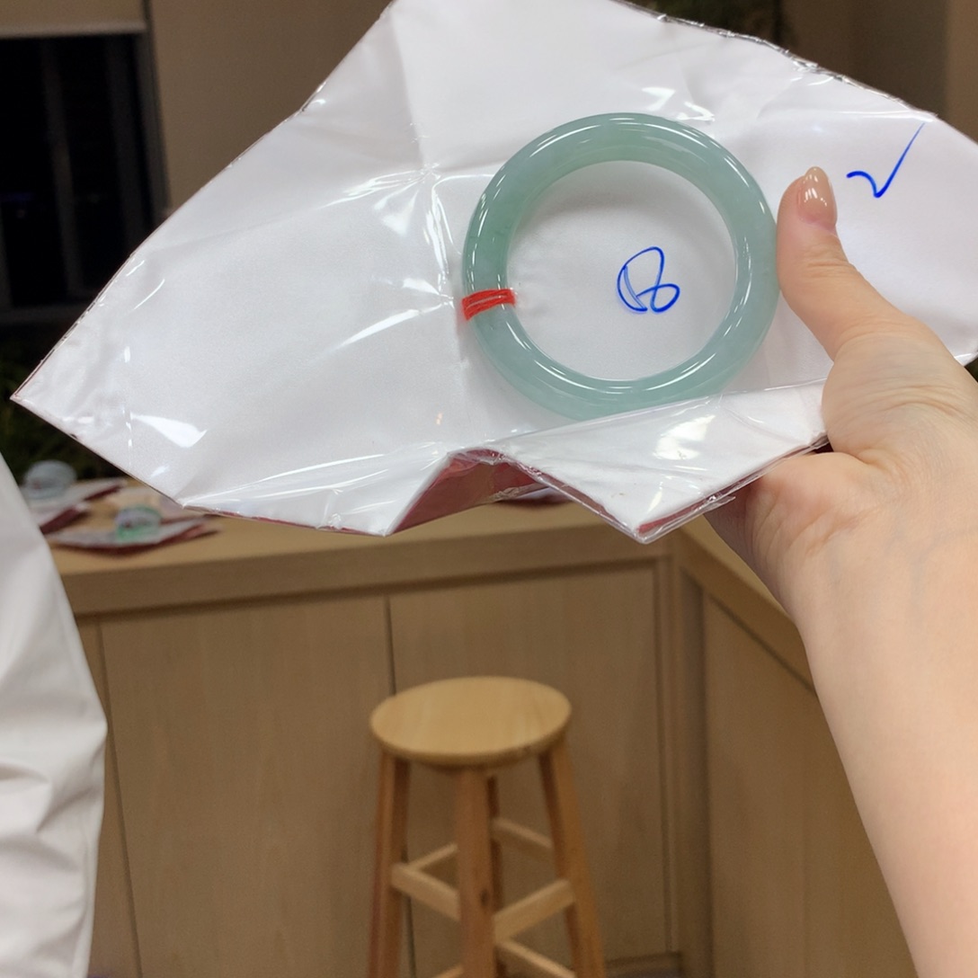 翡翠手镯未镶嵌不退不换