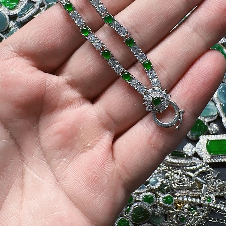 翡翠颈饰未镶嵌天然A货翡翠放漏