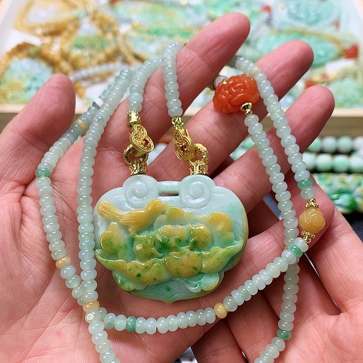 翡翠颈饰未镶嵌吊坠