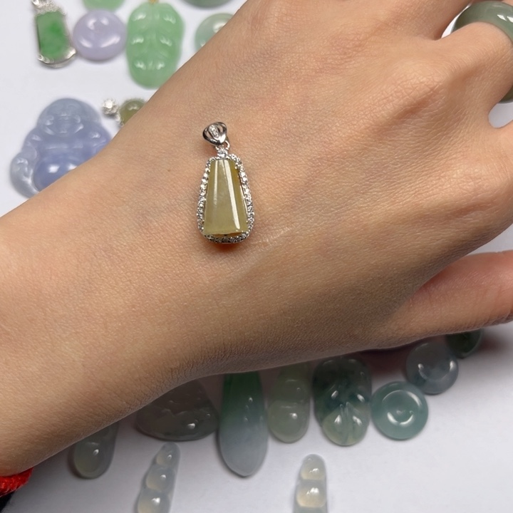 翡翠颈饰银S925镶嵌黄翡无事牌吊坠