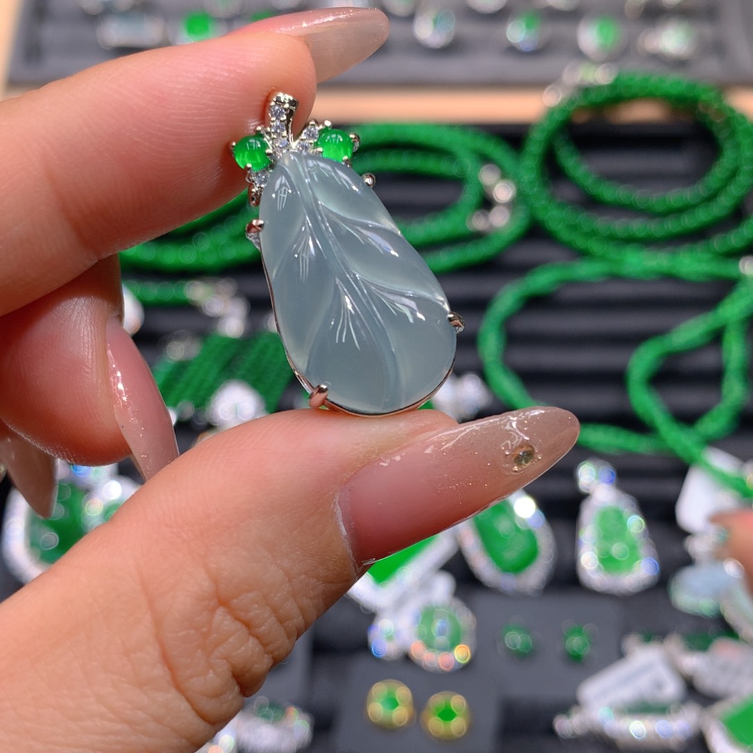 翡翠耳饰未镶嵌天然