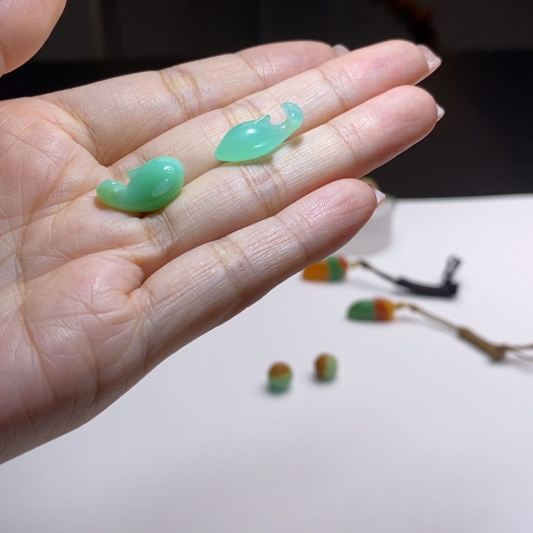 曼***澜石英质玉（缅黄）未镶嵌颈饰