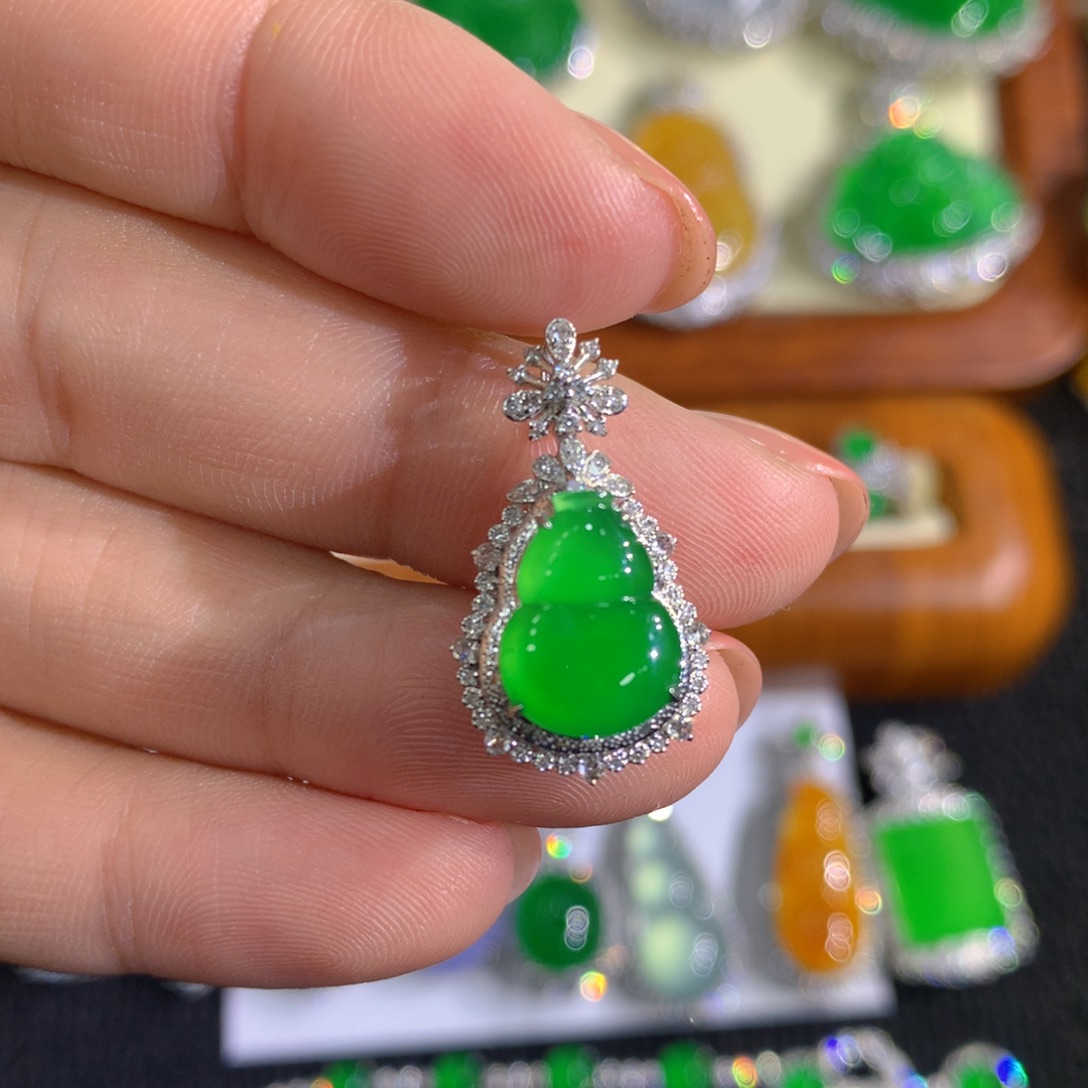 翡翠18K金镶嵌颈饰