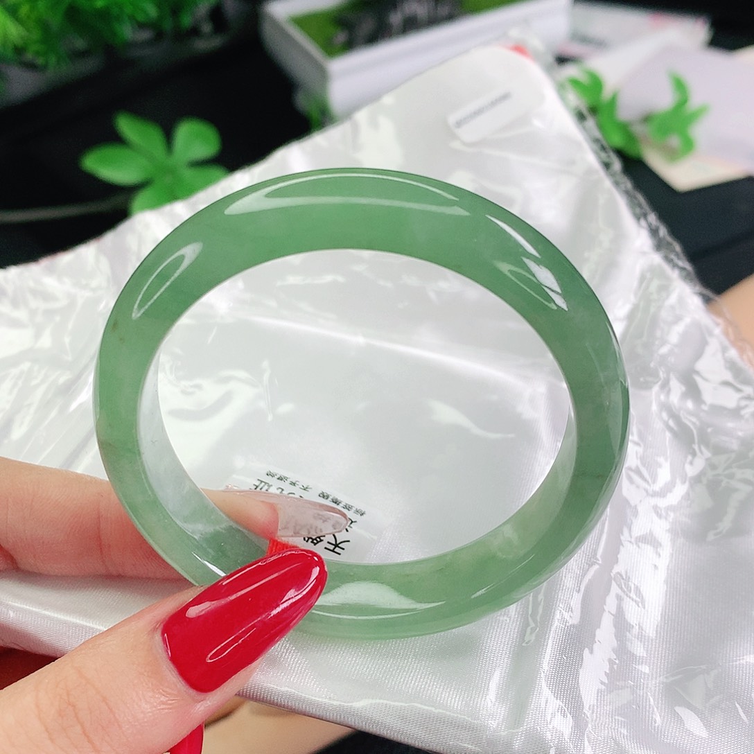 翡翠手镯未镶嵌53圈