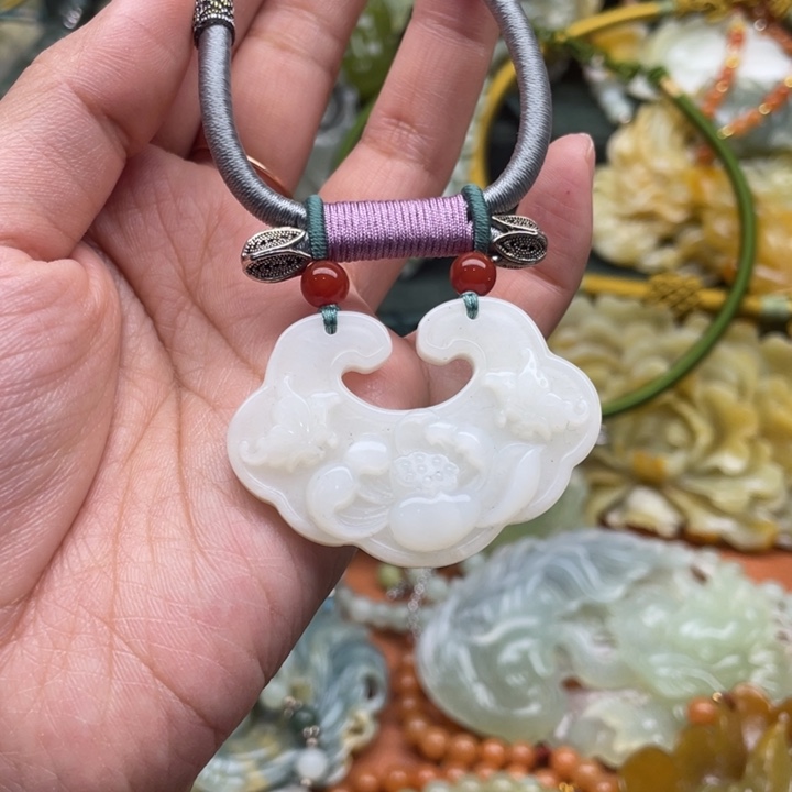 蛇纹石玉吊坠合金