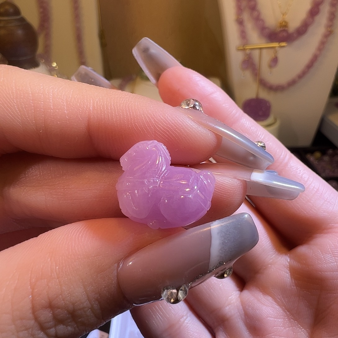 遇***莹未镶嵌单珠锂辉石唐马紫锂辉雕刻件