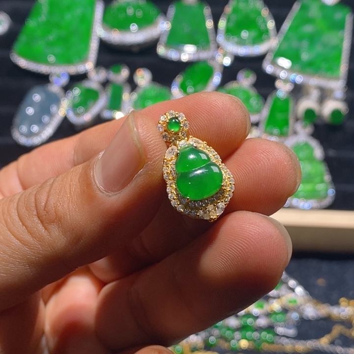 翡翠颈饰未镶嵌天然A货翡翠