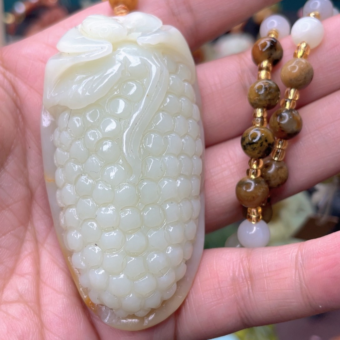 蛇纹石玉颈饰未镶嵌