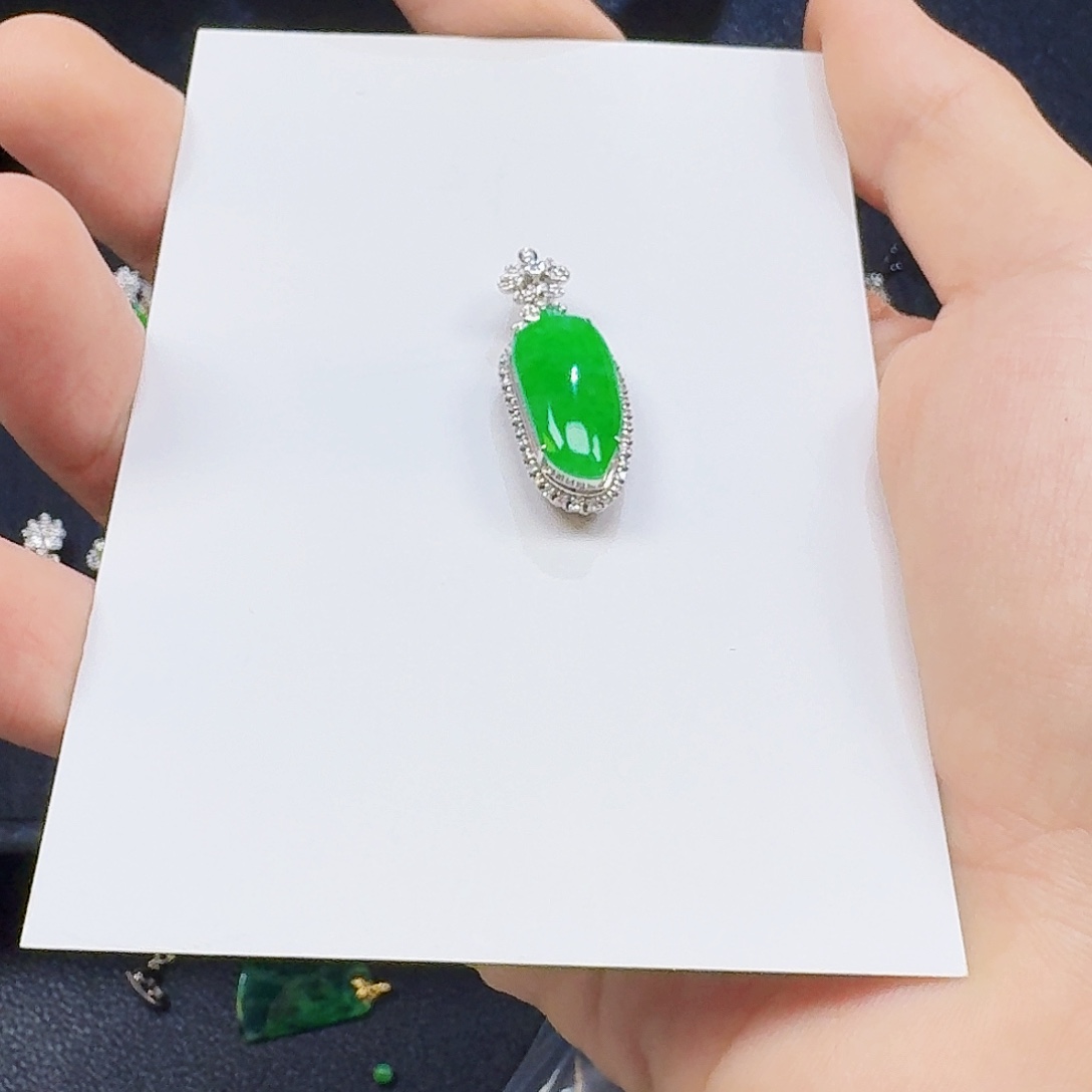 康***康翡翠18K金镶嵌颈饰一件