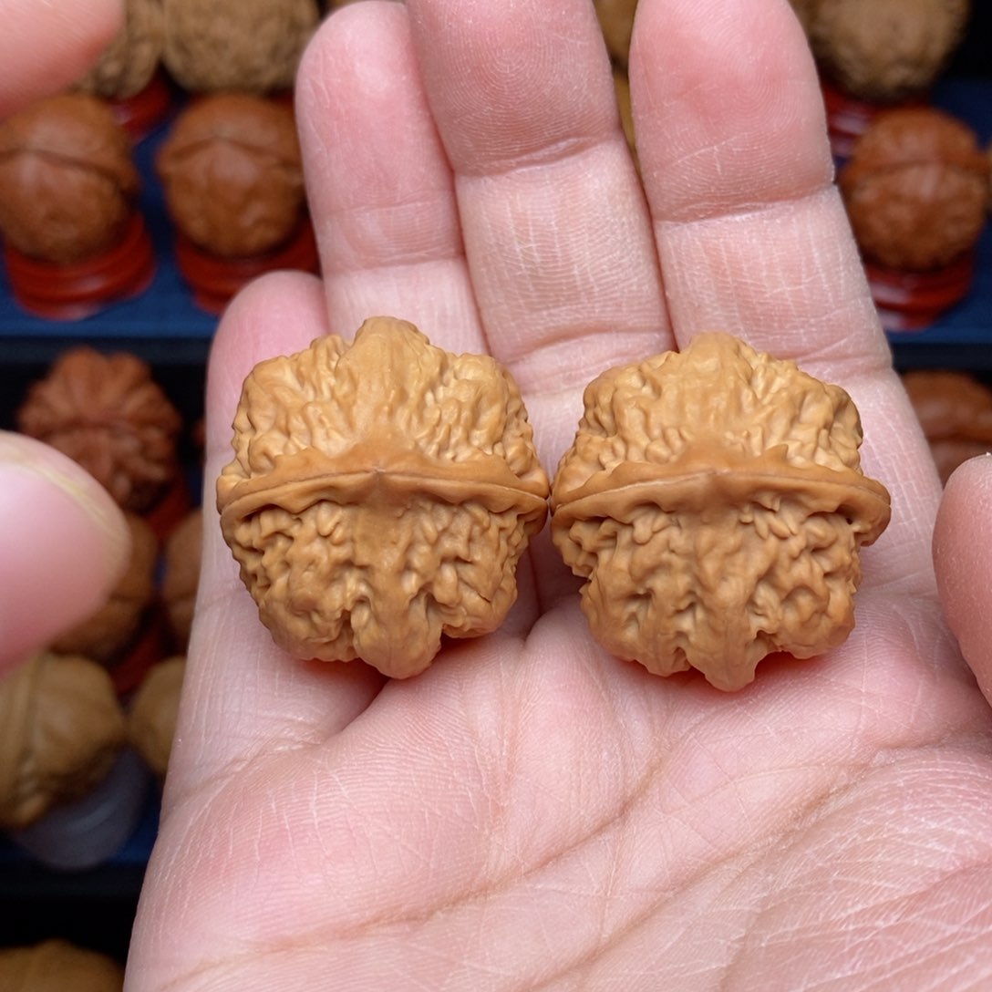 把件文玩核桃手捻九龙石