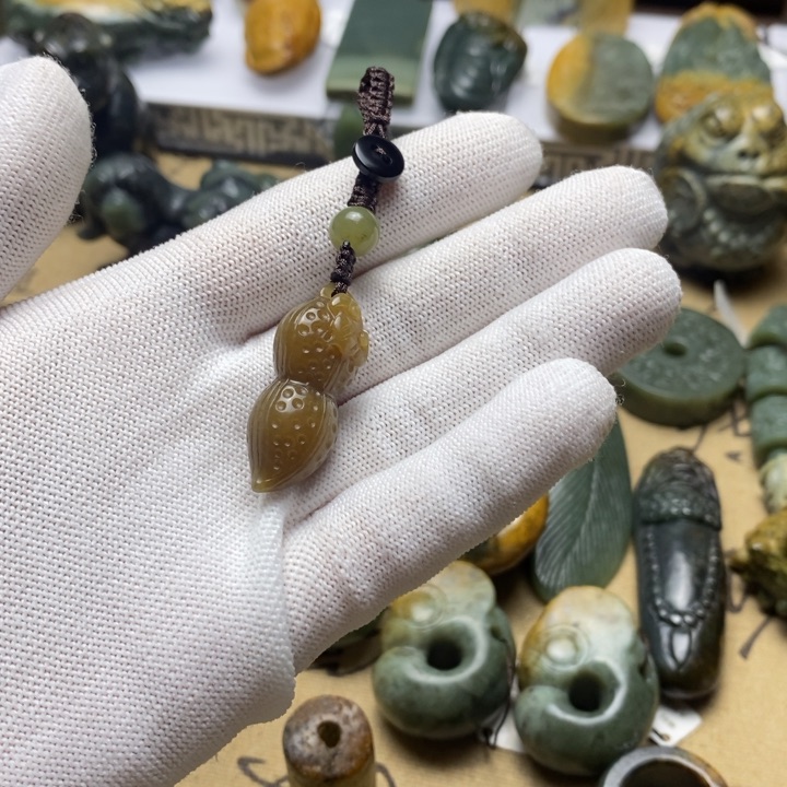 透闪石质玉挂件未镶嵌