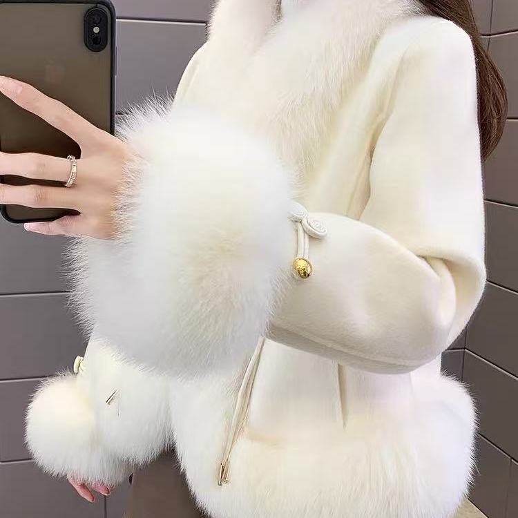 仿狐狸毛皮草外套女短款2025年新款毛毛里保暖年轻款洋气皮衣女