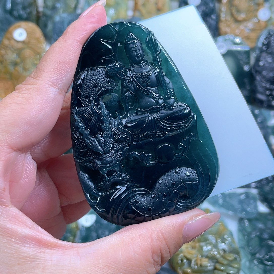 伟***哥翡翠未镶嵌颈饰翡翠