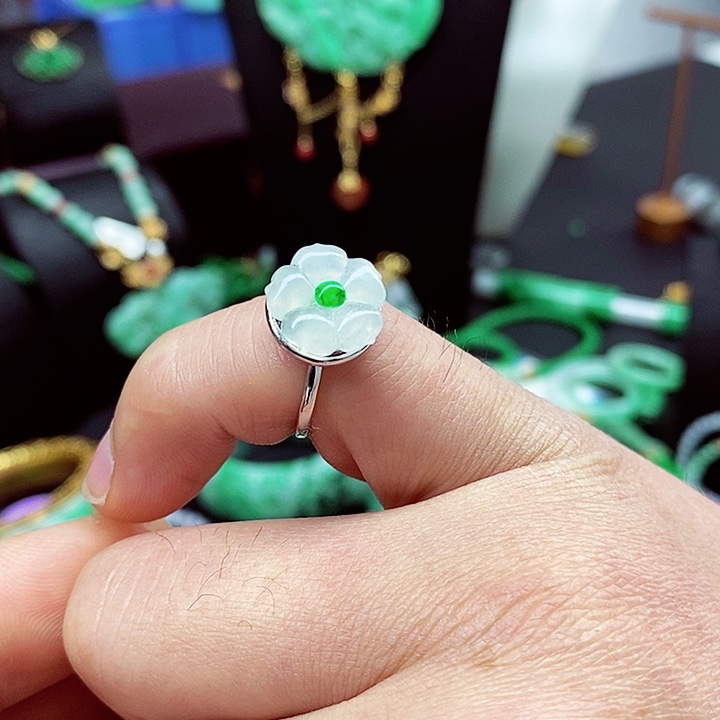 翡翠颈饰未镶嵌戒指