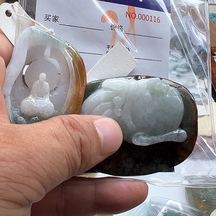 翡翠未镶嵌颈饰林*