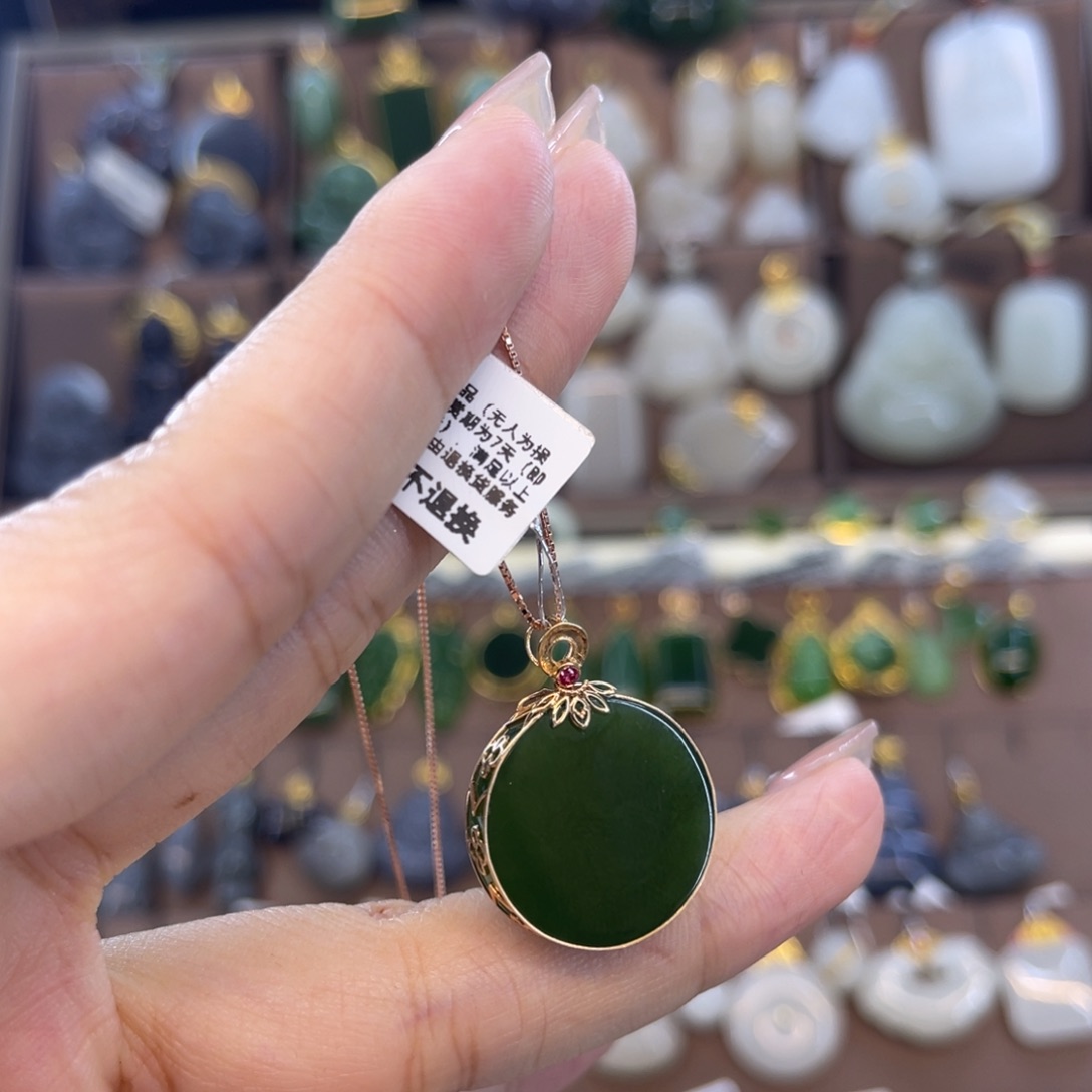 和田玉吊坠18K金镶嵌